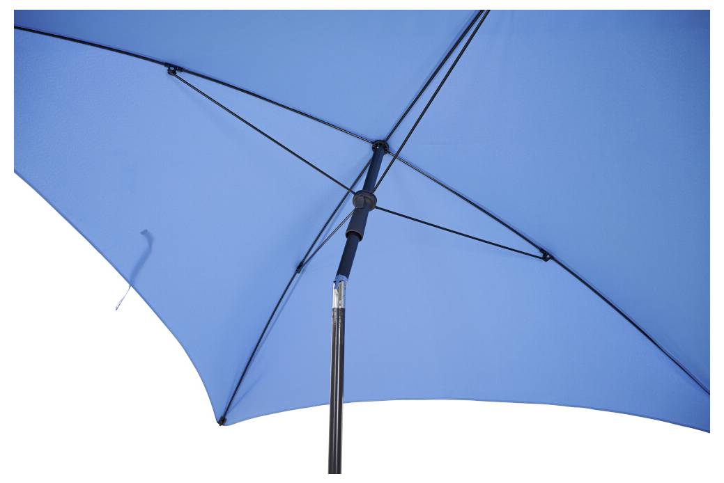 Nahaufnahme eines blauen Regenschirmdachs und einer zentralen Stange vor weißem Hintergrund.
