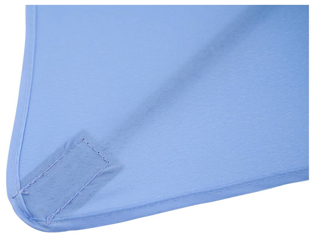 Nahaufnahme einer hellblauen Gewebeecke mit gesteppter Naht und kleinem rechteckigem Flicken auf weißem Hintergrund.