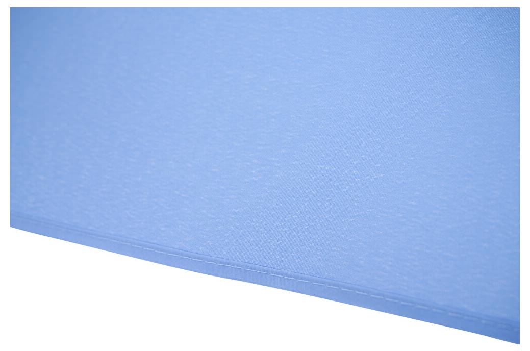 Nahaufnahme einer hellblauen Wasseroberfläche mit sanften Wellen und einer diagonal verlaufenden Uferlinie oder Kante, die sich über den unteren Teil erstreckt.