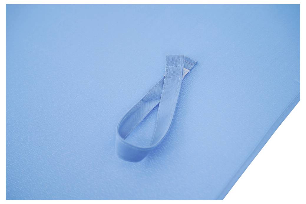 Blaues gefaltetes Band oder Stoffschleife auf einer strukturierten blauen Oberfläche, die ein einfaches Bewusstseinssymbol bildet.