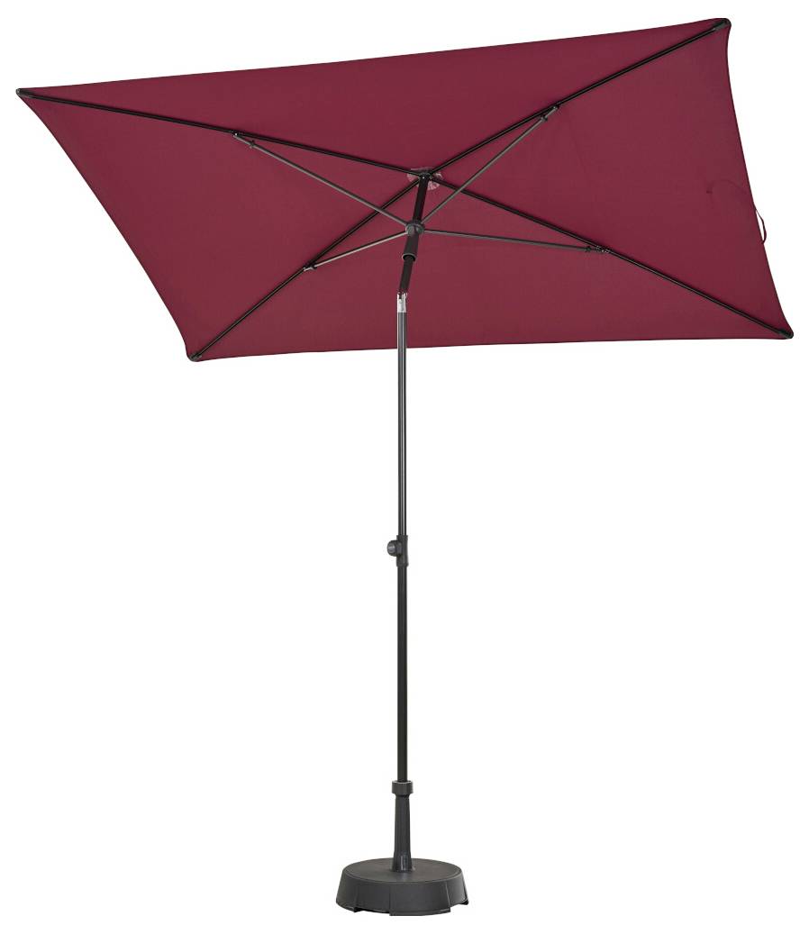 Roter rechteckiger Terrassenschirm mit schwarzem Mast und gewichteter Basis auf einem einfachen weißen Hintergrund.