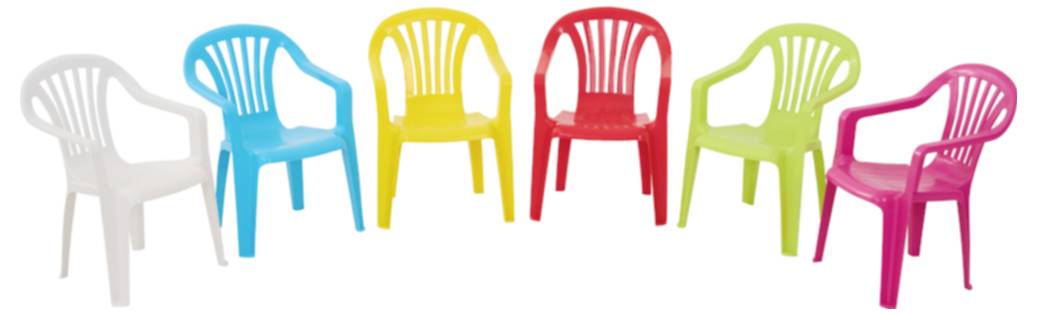 Sechs bunte Kunststoffstühle in einer Reihe auf weißem Hintergrund angeordnet.