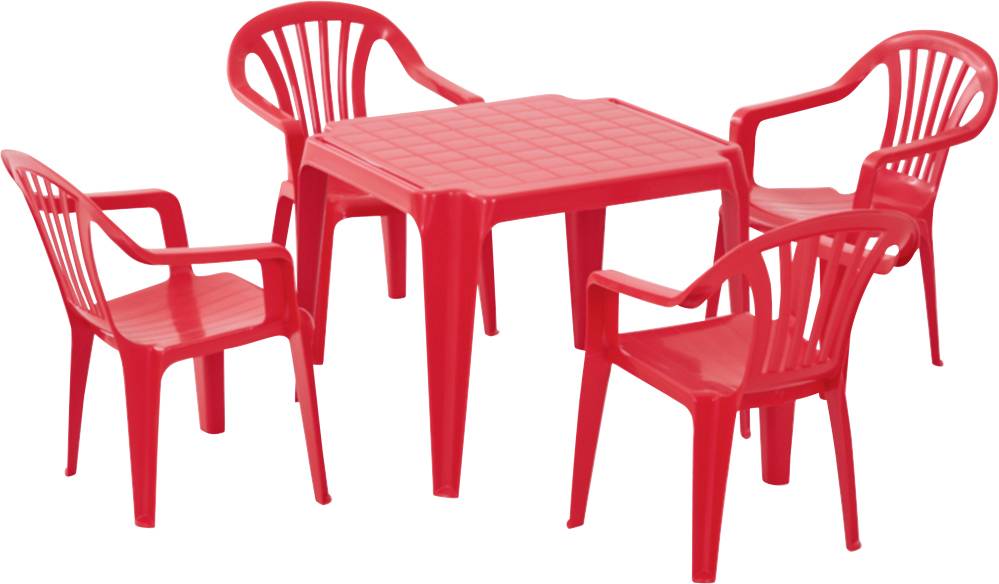 Vier rote Kunststoffstühle um einen quadratischen roten Tisch auf weißem Hintergrund.