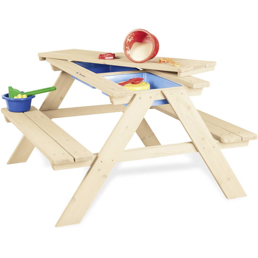 Holz-Picknicktisch für Kinder mit Bänken, blauen Aufbewahrungsbehältern und Spielgeschirr auf der Tischplatte und seitlichen Regalen.