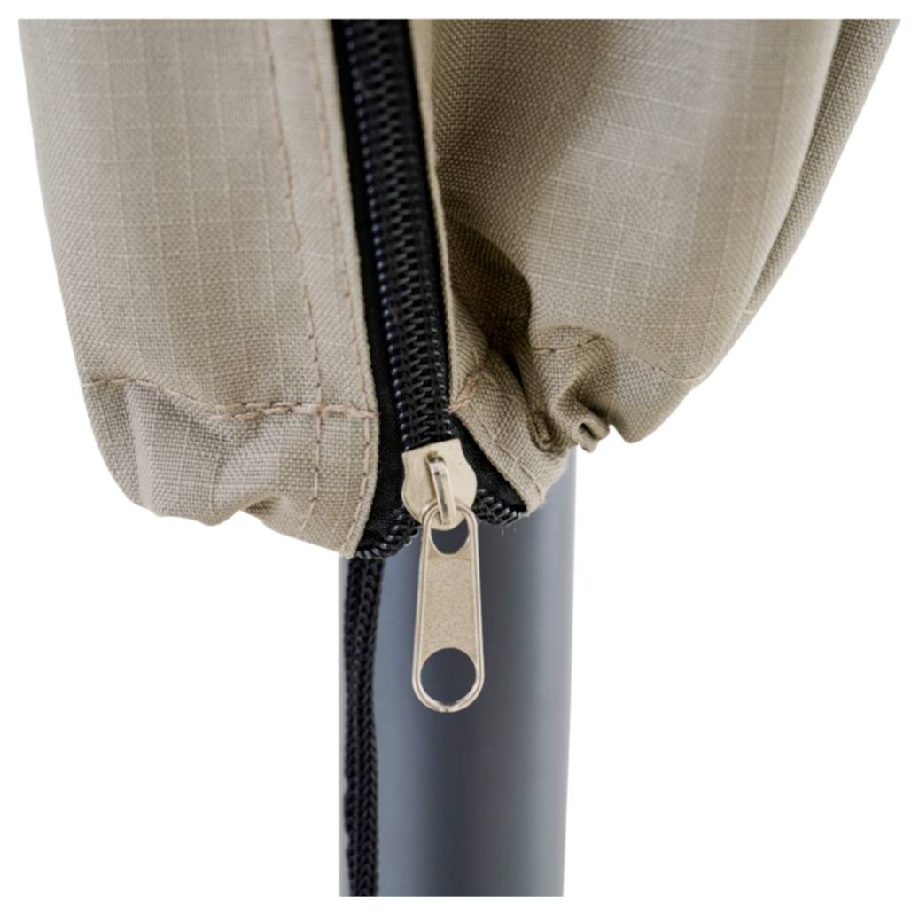 Nahaufnahme einer beigefarbenen Stoffabdeckung mit einem schwarzen Reißverschluss und Metallzug an einem dunklen Pfahl, der eine befestigte Schutzmanschette oder Taschenverschluss zeigt.