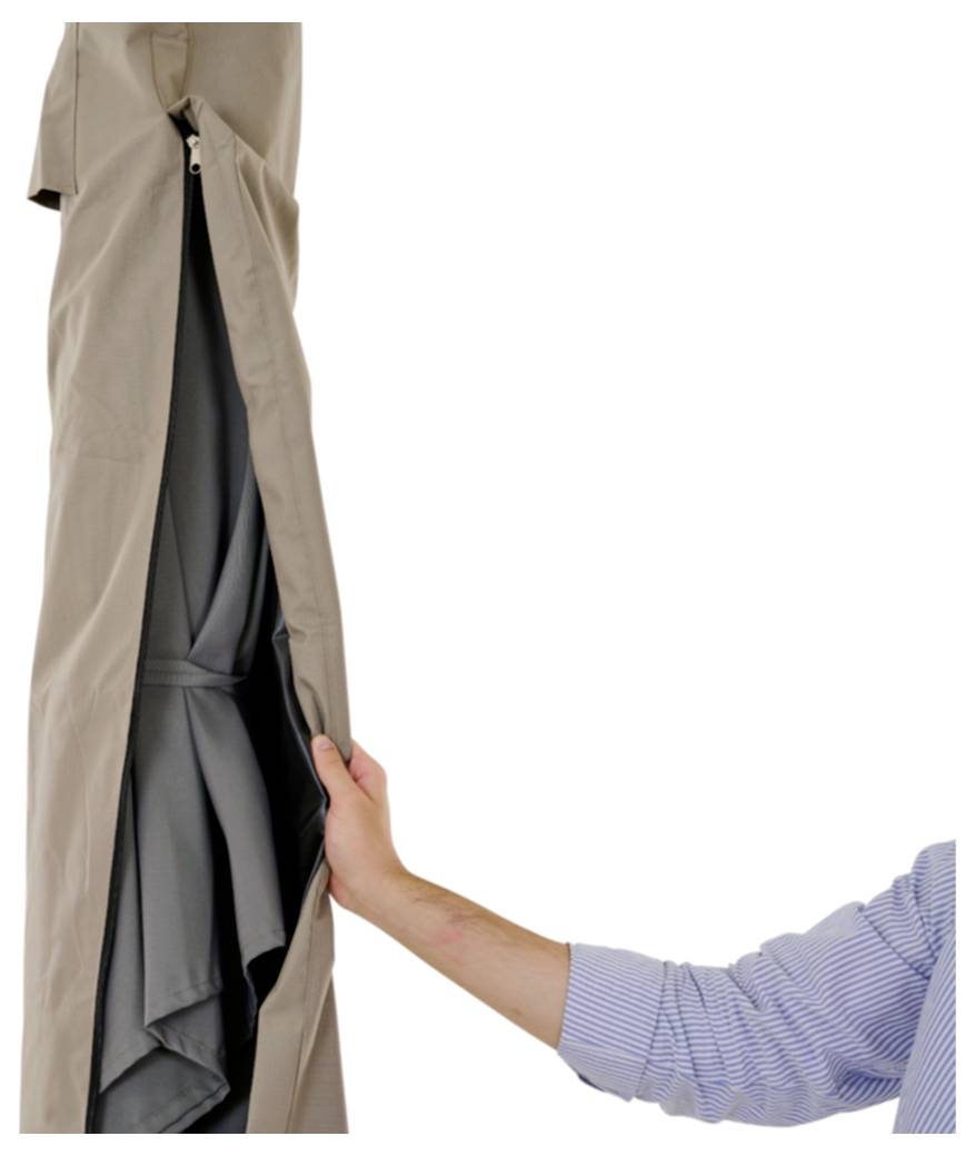 Der Arm einer Person öffnet einen beigefarbenen Kleidersack oder eine Anzugschutzhülle und gibt einen grauen Anzug oder eine graue Jacke darin frei.