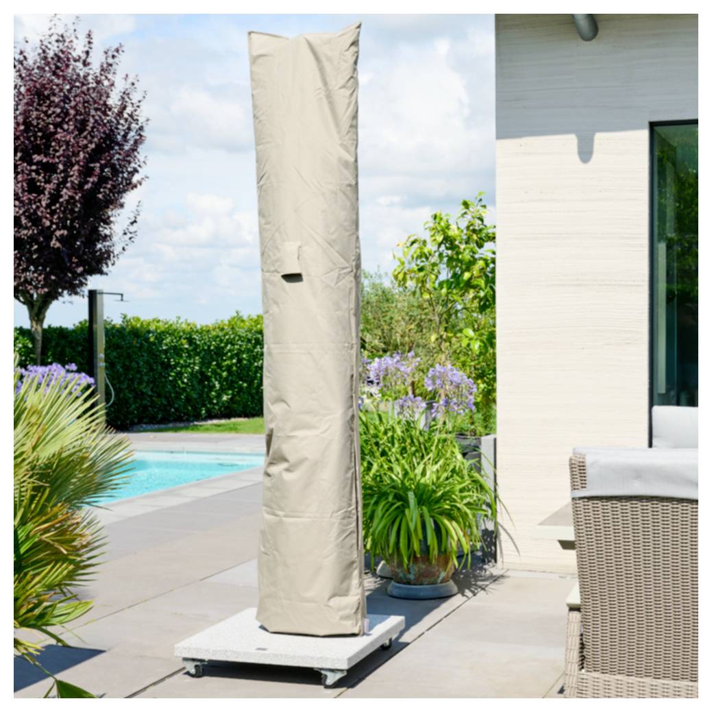 Überdachter Außenpatio-Heizer auf Rollen neben einem Pool und einem modernen Haus mit schützender beigefarbener Abdeckung.
