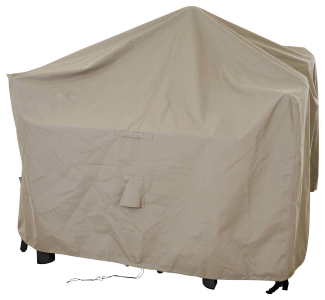Beige-farbene Schutzabdeckung über einem großen Außenobjekt drapiert, wahrscheinlich ein Grill oder eine Terrasse-Gerät, mit Rädern am unteren Ende sichtbar.