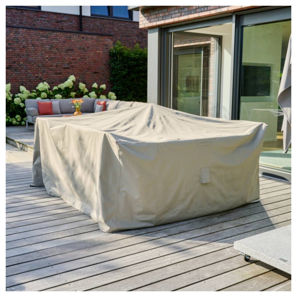 Überdachte Gartenmöbel auf einem Holzdeck neben einem modernen Haus, mit einem Sofa und Pflanzen im Hintergrund.