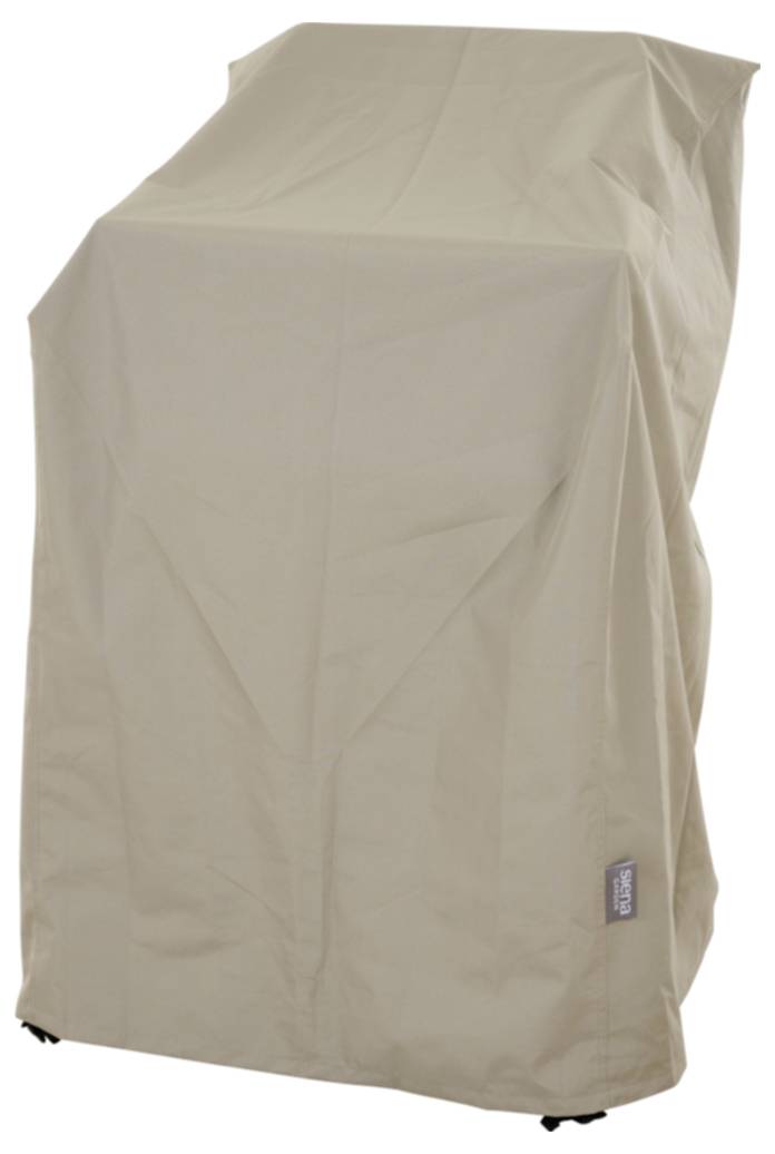 Beige-farbene Schutzhülle, die über einem großen Außenstuhl oder Terrassenmöbel drapiert ist und dessen Form verbirgt.