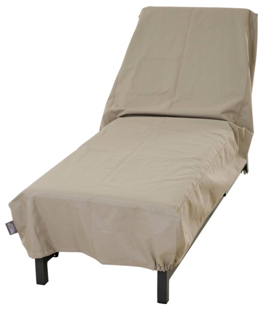 Beigefarbener, eng anliegender Bezug auf einem Loungesessel oder einer Chaiselongue vor weißem Hintergrund.