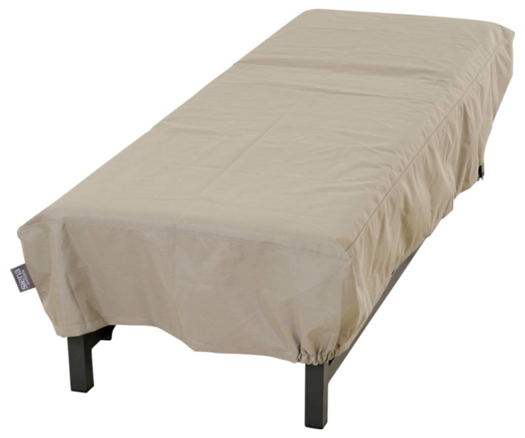 Beige Schutzhülle über einem rechteckigen Außenbett oder Tisch drapiert, mit angepassten Ecken und sichtbaren schwarzen Beinen darunter.