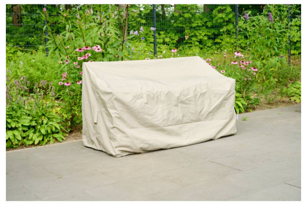 Überdachte Außenbank oder Tisch auf einer Terrasse, in einer beige Schutzhaube eingewickelt, mit einem Garten aus rosa Blumen und Grünflächengelände im Hintergrund.