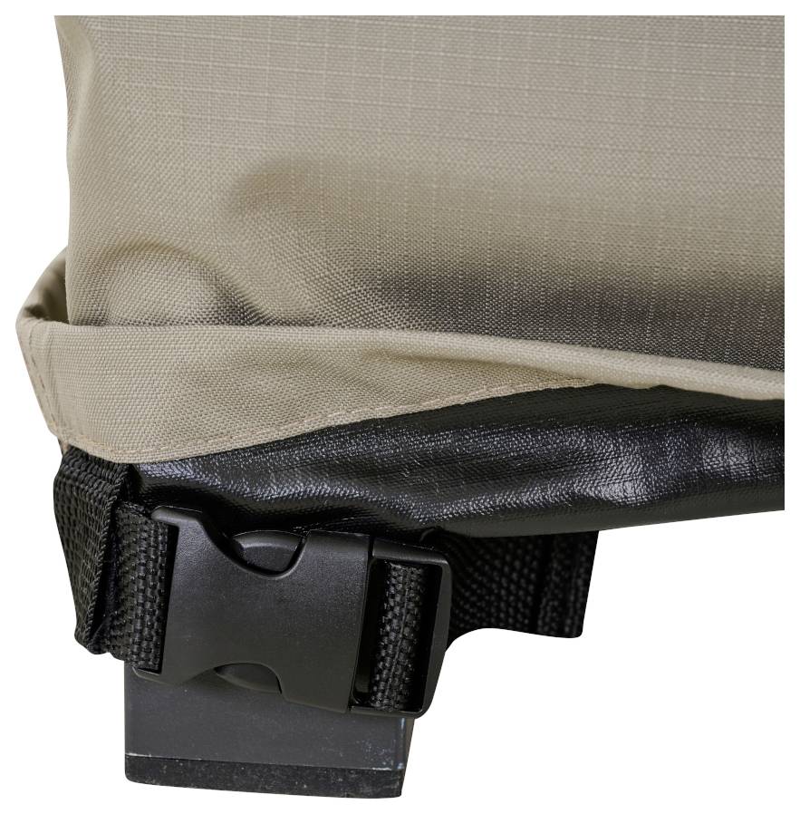 Nahaufnahme einer beigen Stofftasche oder eines Rucksacks mit einer schwarzen Kunststoffschnalle, die einen Riemen an der unteren Kante befestigt.