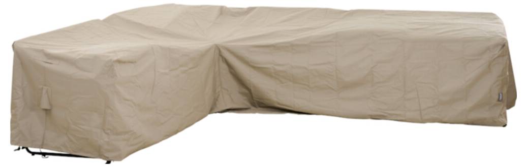 Beige-farbige Schutzfolie über einem L-förmigen Gartenmöbel-Set auf weißem Hintergrund drapiert.