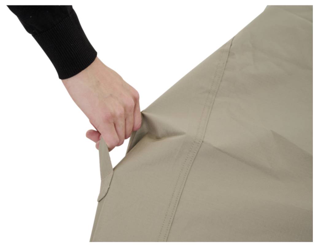 Hand zieht an einer Stofflasche an einem beigen Zelt oder einer Abdeckung und zeigt eine Nahaufnahme des Öffnens oder Verstellens des Materials.