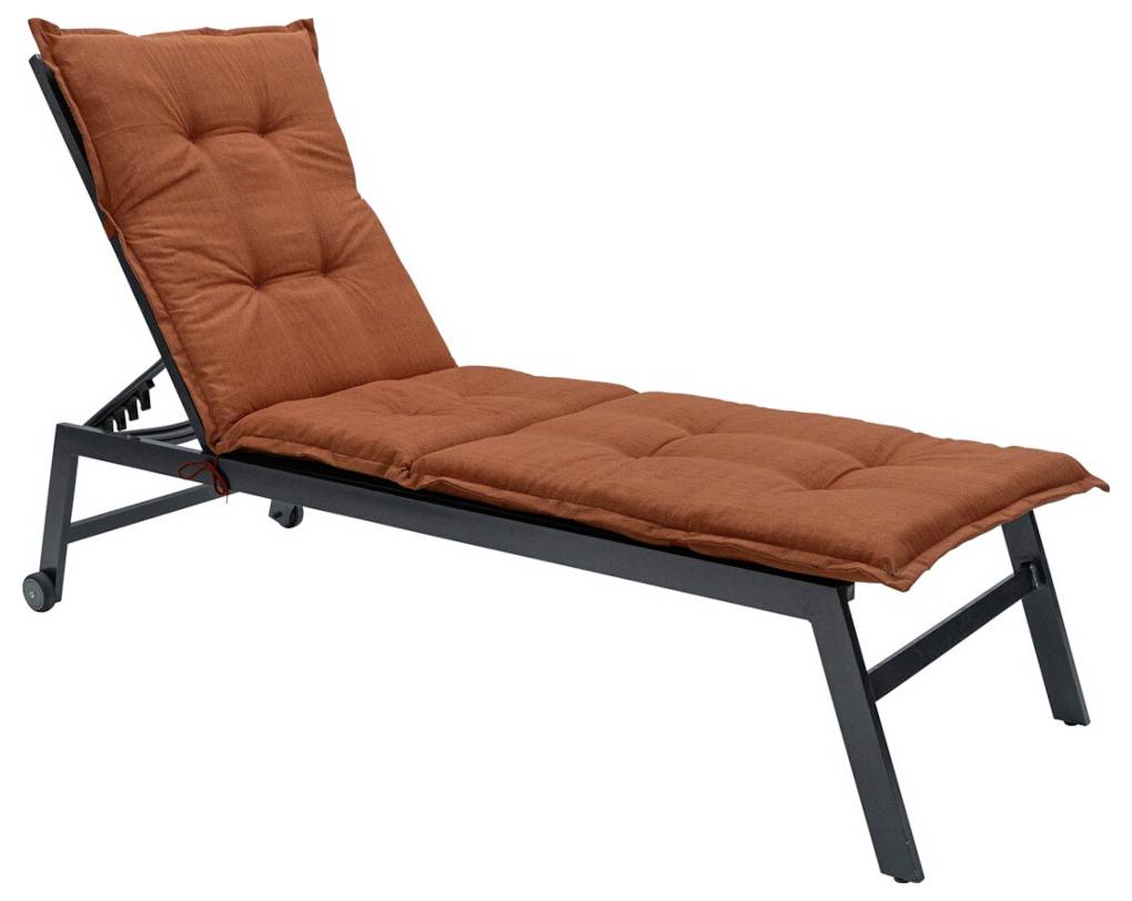 Orange gepolsterter Liegestuhl mit verstellbarer Rückenlehne und schwarzem Metallrahmen auf weißem Hintergrund.