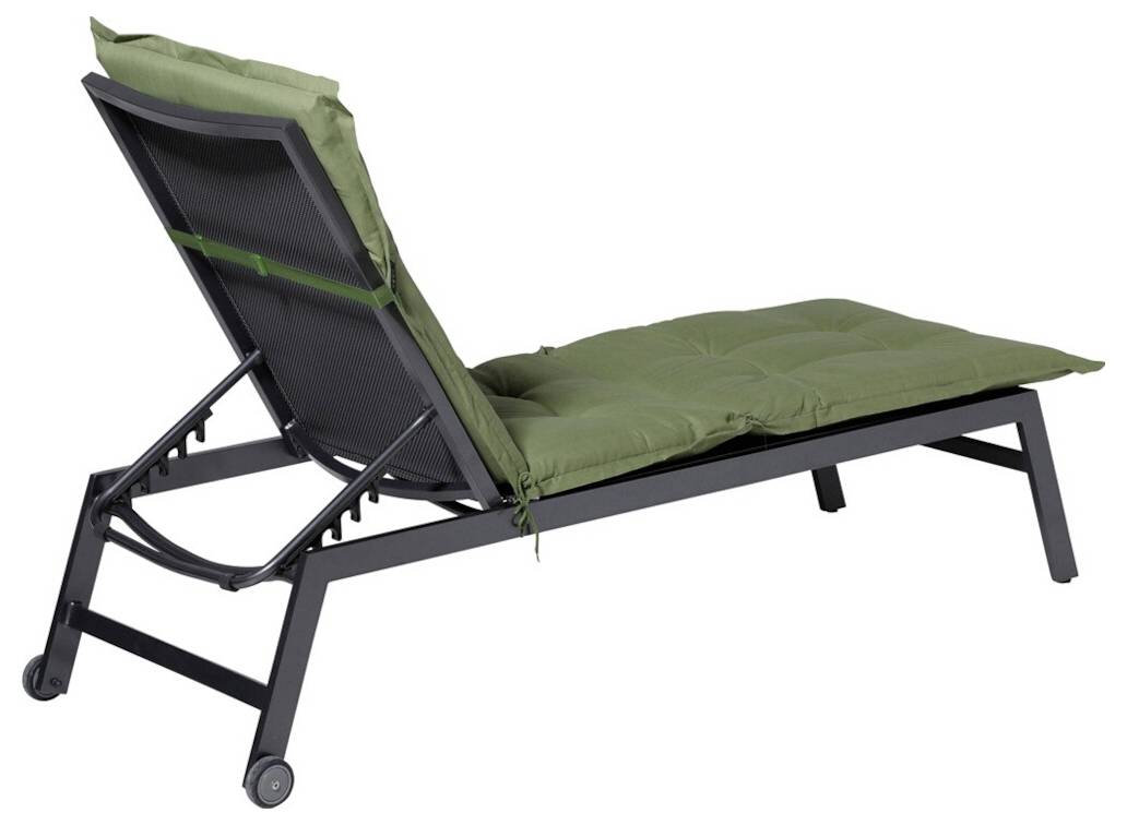 Grüner gepolsterter verstellbarer Outdoor-Liegestuhl mit schwarzem Metallrahmen und Hinterrädern, dargestellt in einer teilweise aufrechten Position.