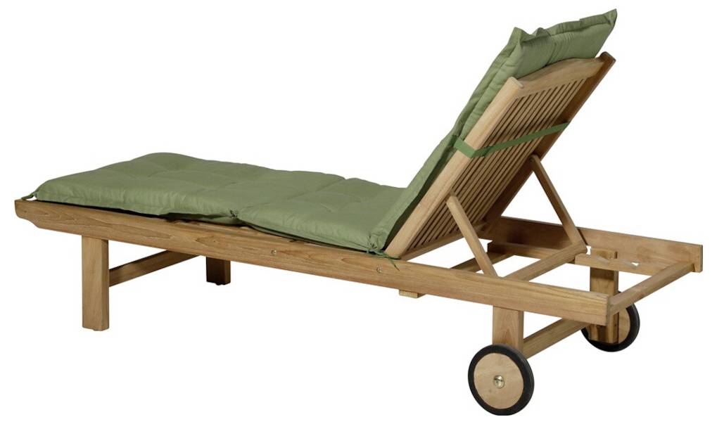 Holzliegestuhl mit grünem Kissen und verstellbarer Rückenlehne auf Rollen.