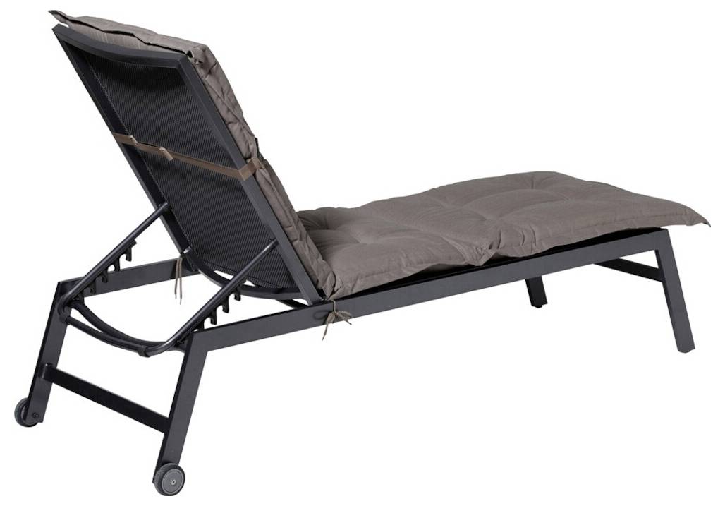 Klappbarer Outdoor-Liegestuhl mit braunem Kissen und schwarzem Metallrahmen auf Rädern, gezeigt in der Seitenansicht.