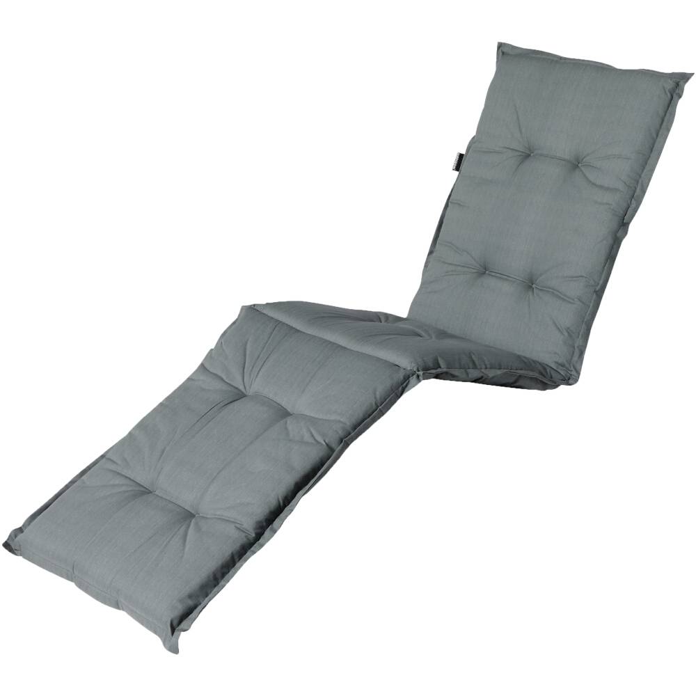 Grau gefaltetes Chaise-Lounge-Kissen mit gesteppten Abschnitten, auf weißem Hintergrund dargestellt.
