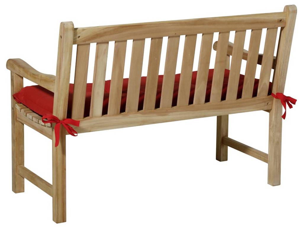 Holzbank mit Lamellenlehne und rotem Sitzkissen, vor weißem Hintergrund abgebildet.