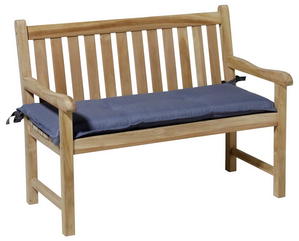 Holzbank mit Armlehnen und einem blauen Sitzkissen auf weißem Hintergrund.
