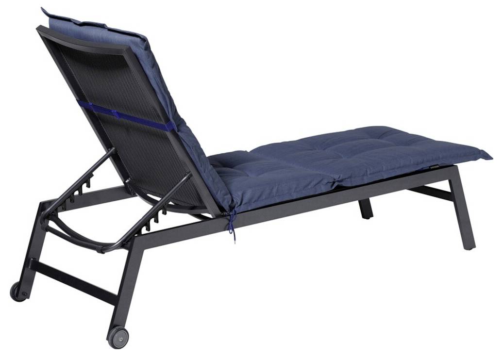 Blauer gepolsterter verstellbarer Loungestuhl mit verstellbarer Rückenlehne und Metallrahmen auf Rollen.