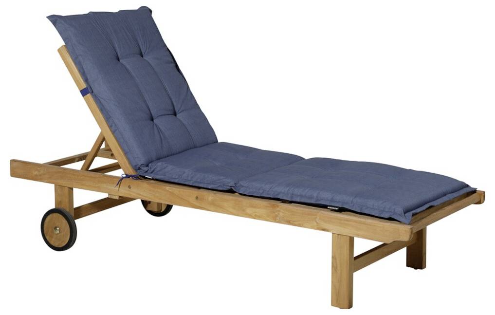 Holzliege mit blauem Sitzkissen und Rollen, dargestellt auf weißem Hintergrund.