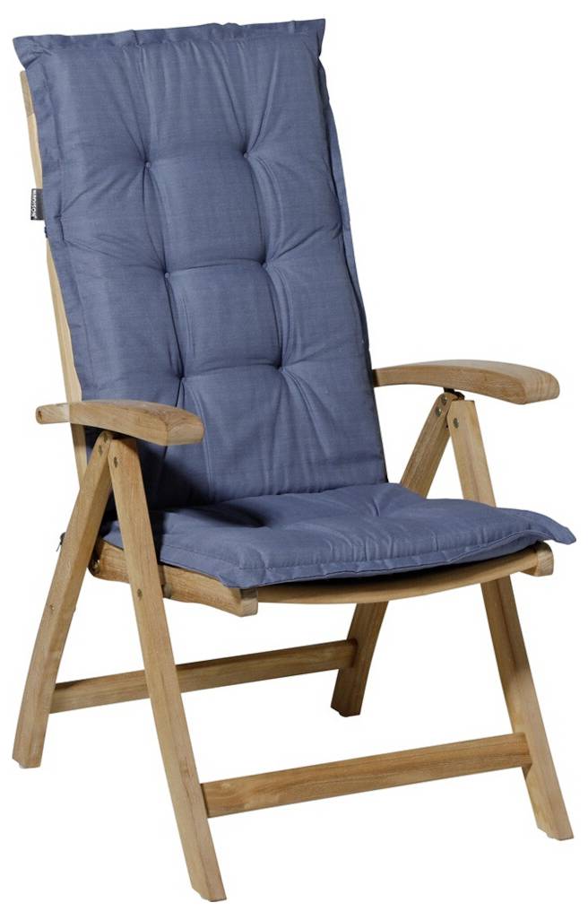 Blauer gepolsterter Holz-Loungesessel mit Armlehnen, auf weißem Hintergrund gezeigt.