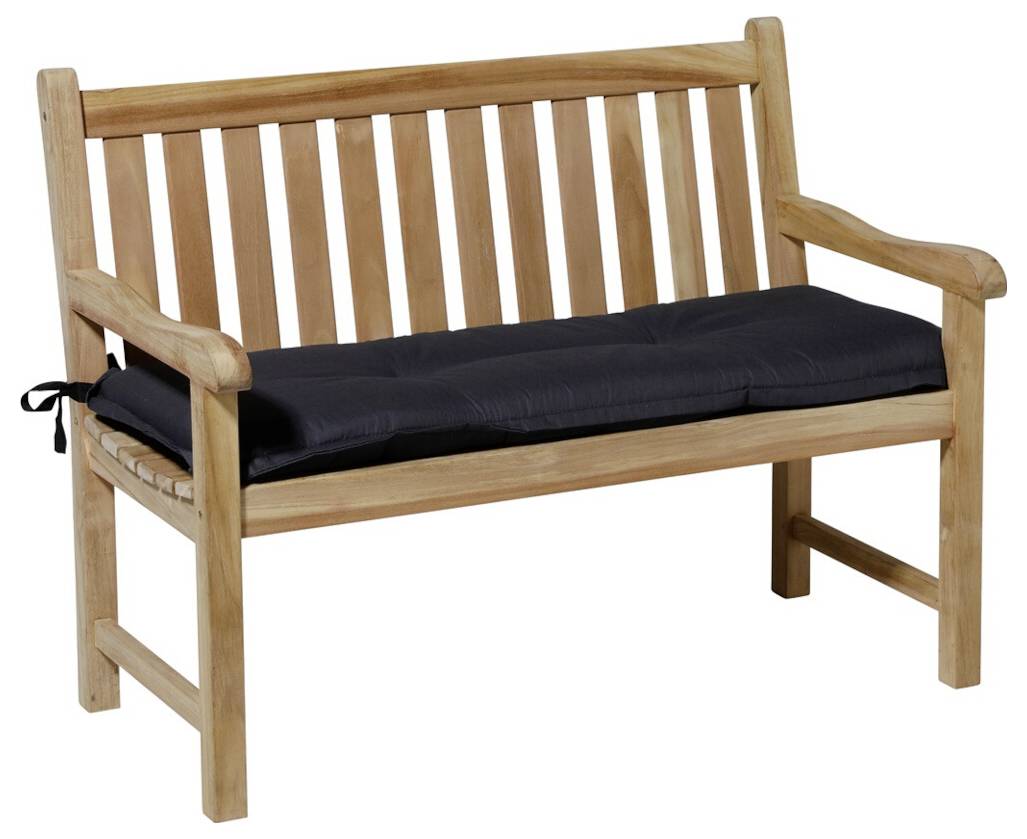Holzbank für den Außenbereich mit schwarzem Sitzkissen und Lattenrückenlehne sowie Armlehnen auf weißem Hintergrund.