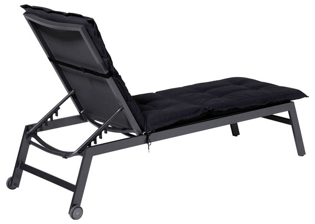 Schwarze verstellbare Chaiselongue mit gepolstertem Kissen und erhöhter Rückenlehne, in Seitenansicht auf Rädern vor weißem Hintergrund gezeigt.