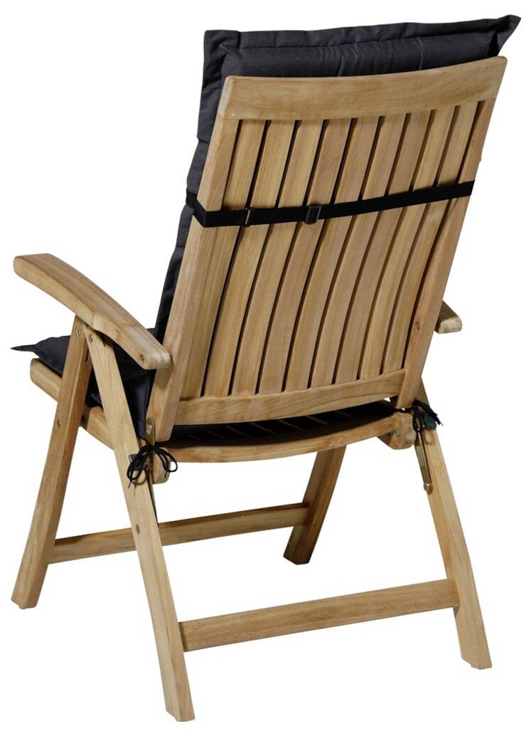 Holzliegesessel mit Armlehnen und schwarzen Kissen, von hinten auf weißem Hintergrund gezeigt.