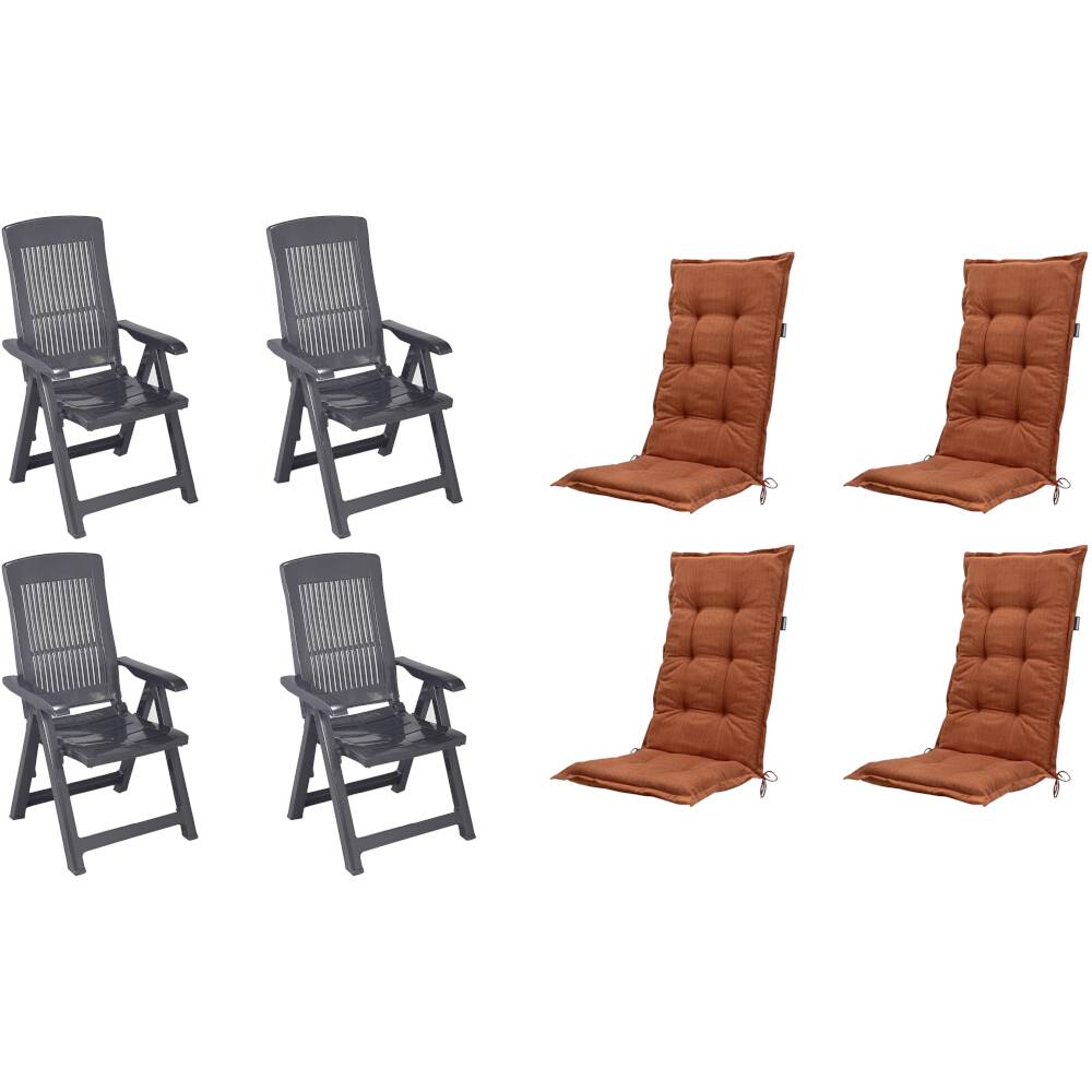 Vier schwarze Patioarmstühle und vier orange gesteppte Sitzkissen vor weißem Hintergrund.