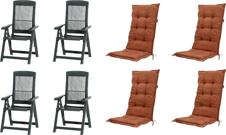 Produktcollage aus vier dunkelgrünen Metall-Klappstühlen auf der linken Seite und vier orangefarbenen gesteppten Sitzkissen auf der rechten Seite.