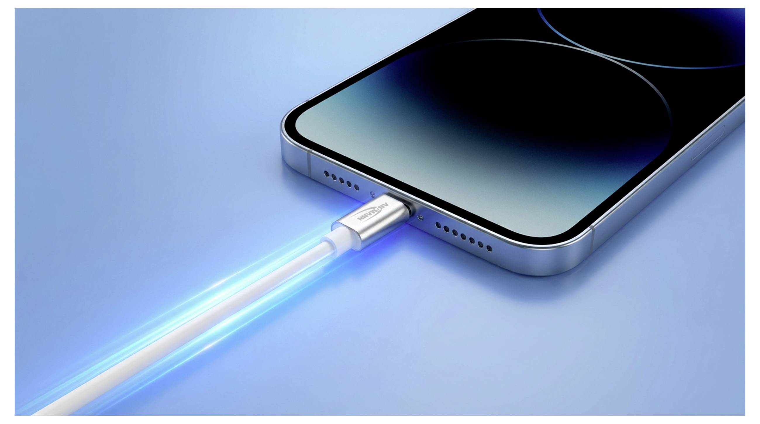 Ein Smartphone ist an ein Ladekabel angeschlossen, wobei blaues Licht auf schnelles Laden auf blauem Hintergrund hindeutet.