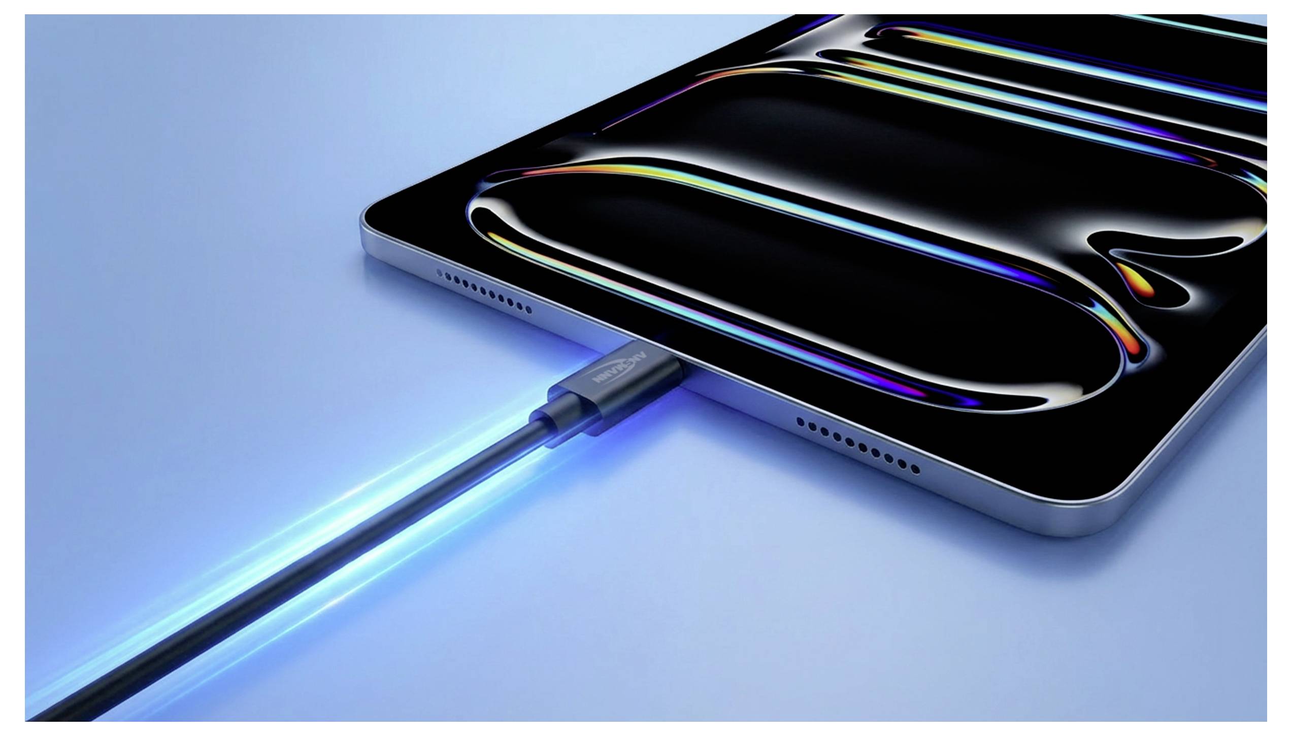 Ein Smartphone wird über ein angeschlossenes USB-C-Kabel aufgeladen, mit einem leuchtenden blauen Lichteffekt auf blauem Hintergrund.