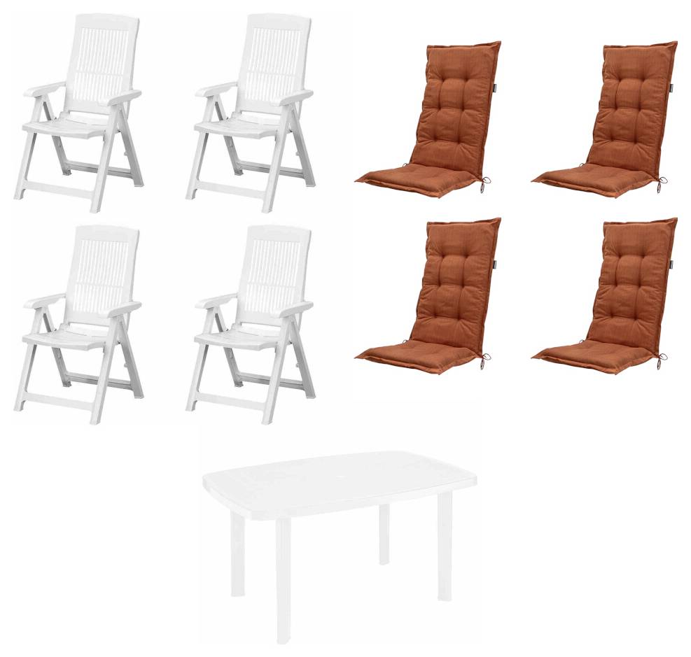 Vier weiße Klapstühle, vier orange gepolsterte Sitzkissen und ein weißer Gartentisch auf weißem Hintergrund angeordnet.