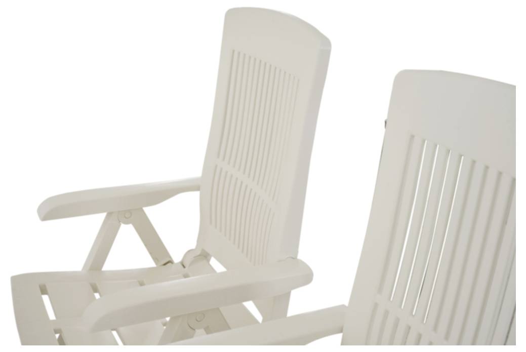 Zwei beige Kunststoff-Liegestühle für die Terrasse mit hohen lamellenbespannten Rückenlehnen, in Nahaufnahme vor weißem Hintergrund dargestellt.