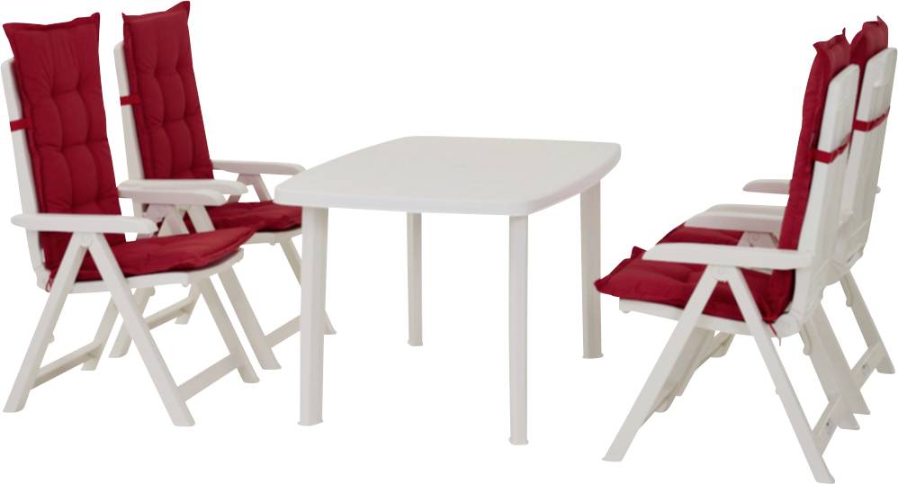 Vier rot gepolsterte weiße Klappstühle um einen weißen quadratischen Pationtisch auf einfachem weißem Hintergrund angeordnet.