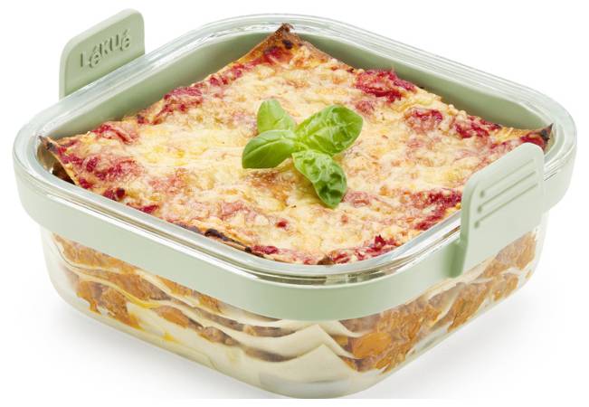 Rechteckige Glassauflaufform mit grünen Deckelreitern, die ein geschichtetes Lasagne-Gericht mit geschmolzenem Käse und einer Basilikum-Garnitur enthält.