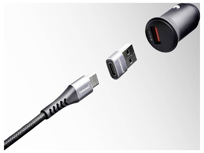 USB-C-Kabel und USB-A-Adapter-Stecker in ein Autoladegarät mit USB-A-Anschluss, das verbundene Ladezubehör zeigt.