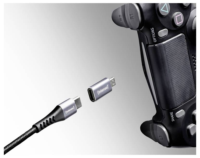 USB-C-Kabel und Adapter, die mit dem Ladeanschluss eines PlayStation-ähnlichen Controllers ausgerichtet sind, um eine Verbindung herzustellen.