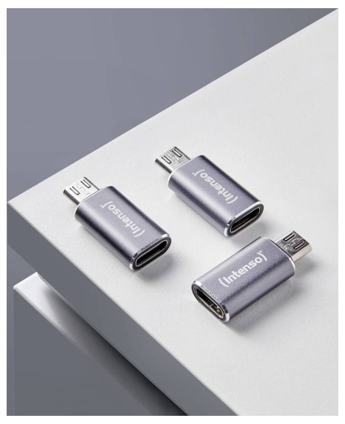 Drei graue Intenso USB-C-Adapter auf einer weißen Plattform vor einem grauen Hintergrund angezeigt.