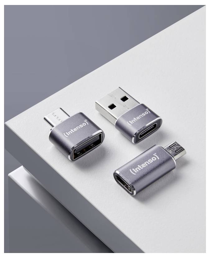 Drei Intenso USB-Adapter auf einem weißen Displayblock: ein USB-C zu USB-A, ein USB-A zu USB-C und ein USB-C zu Micro-USB.