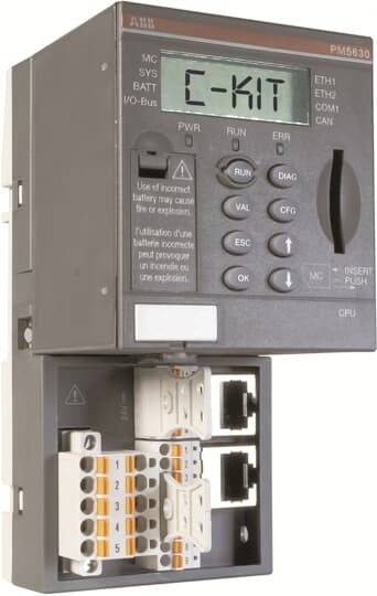 Nahaufnahme eines ABB PM5630-Controllermoduls mit einem kleinen Display, auf dem 