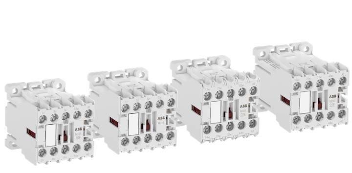 Vier weiße ABB-Elektrelaismodule in einer Reihe auf weißem Hintergrund.