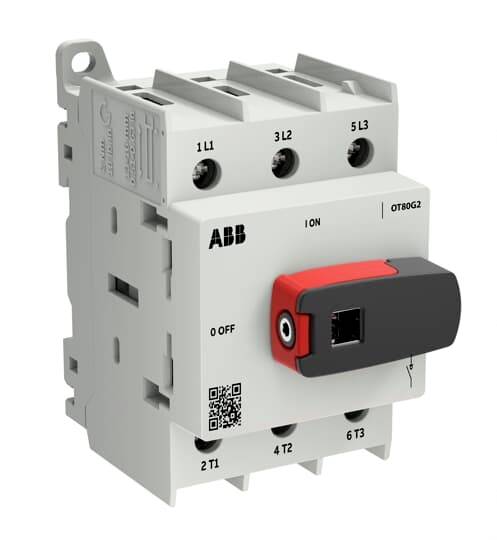 ABB OT80G2 Drehschalter mit schwarz-rotem Griff, gezeigt in einem weißen elektrischen Schaltschrank mit beschrifteten Anschlüssen und QR-Code.