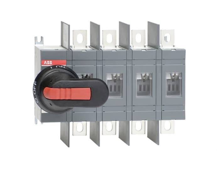 ABB-Drehtrennschalter mit schwarzem und rotem EIN/AUS-Griff, dargestellt als mehrpoliger elektrischer Isolator auf weißem Hintergrund.