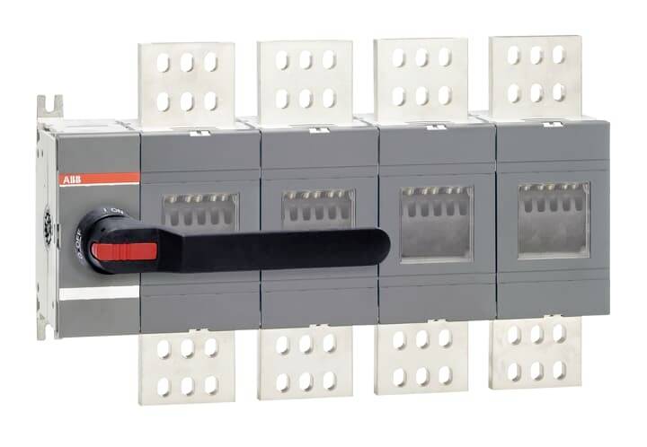 ABB Elektroschalter mit schwarzem horizontalem Griff und grauem mehrpoligem Schutzschalter-Körper, montiert auf weißem Hintergrund.